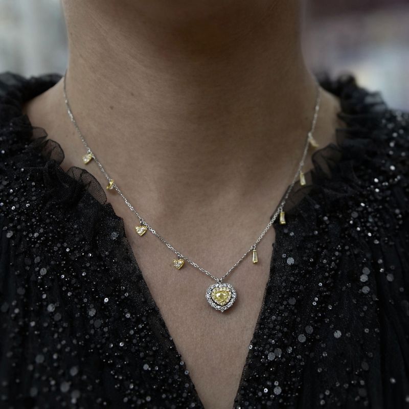 Collar De Brillantes blancos y amarillo de diferentes tamaños montado en ORO blanco y amarillo 18 Kilates con un corazón central
