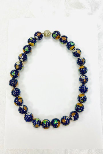 COLLAR de BOLAS del MUNDO de Lapislázuli y vetas de Oro con el Cierre chapado en Plata y circonita, Joyas de Mundo, 2 modelos diferentes