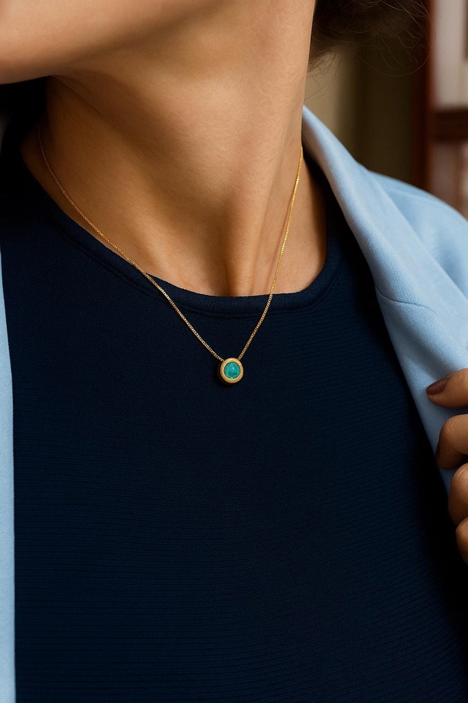 Collar en Oro Amarillo 18 kilates con un chatón esmeralda 