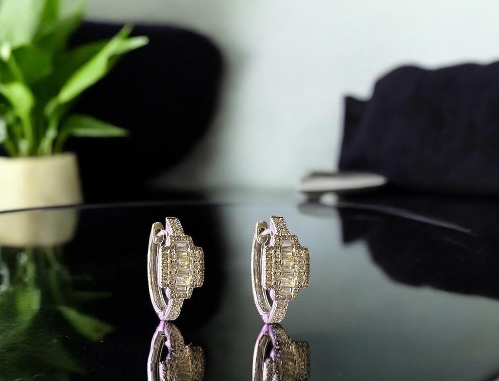 Argollas de ORO Blanco 18k Diamantes, Aros  2.7 gramos, Aretes de ORO Brillantes,Oro Blanco 18k, Diámetro 1.5 cm, Pendientes Mujer