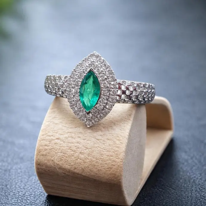 ANILLO ORO Blanco de 18 Kilates con Brillantes y Esmeralda lanzadera