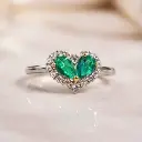 Anillo en forma de Corazón con DIAMANTES y ESMERALDAS de Oro Blanco y Amarillo de 18 kilates