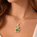 COLGANTE Oso con Circonitas y Esmeraldas montado en Oro Amarillo de 18 kilates