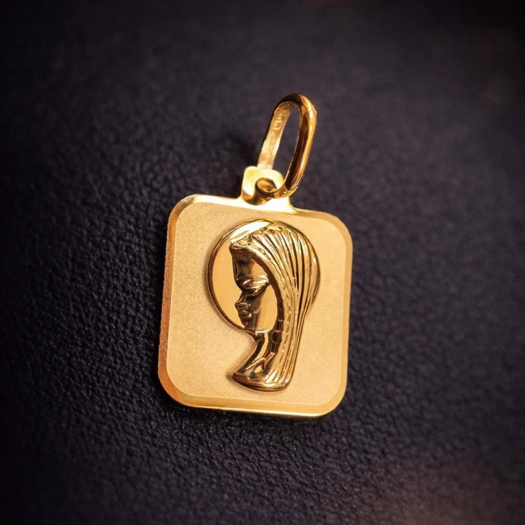 MEDALLA Cuadrada Virgen Niña de Oro Amarillo 18 kilates