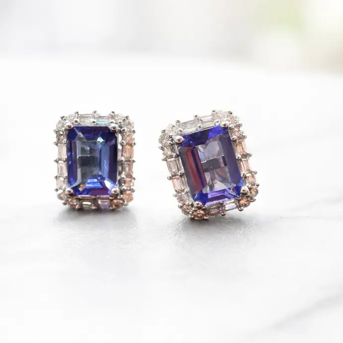 PENDIENTES de DIAMANTES y TANZANITA de Oro Blanco de 18 kilates, 40 Diamantes y 2 Tanzanitas, Pendiente 2.34 gramos