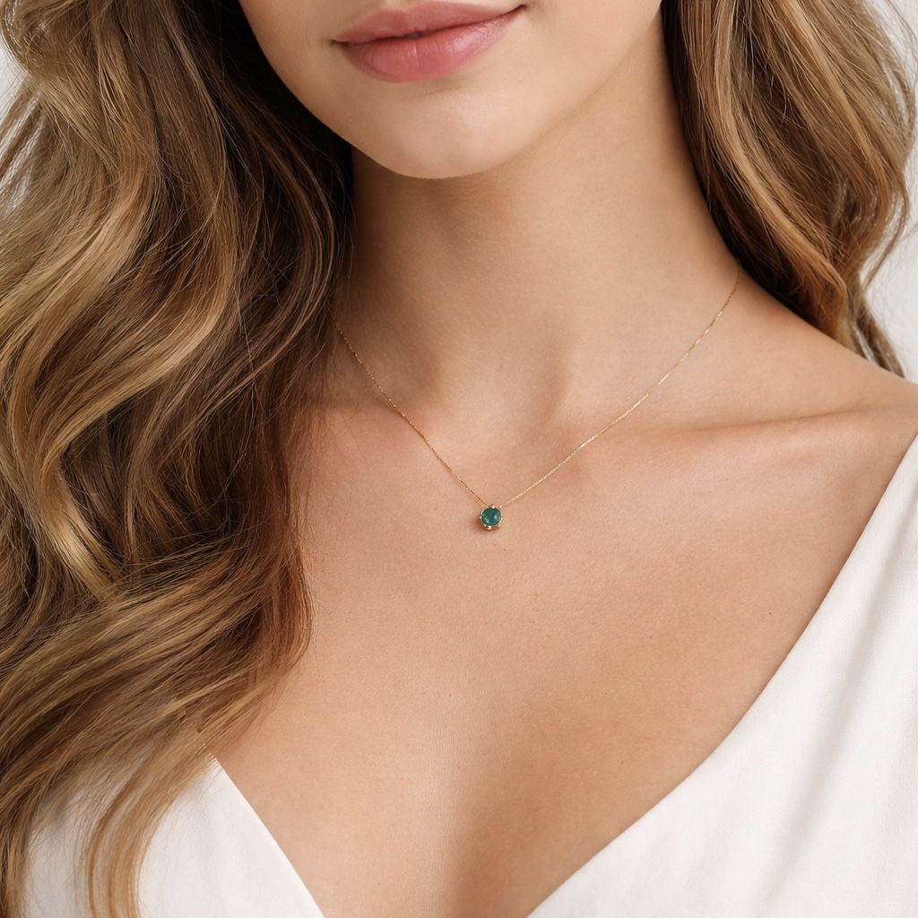 Collar con esmeralda en oro amarillo de 18K 