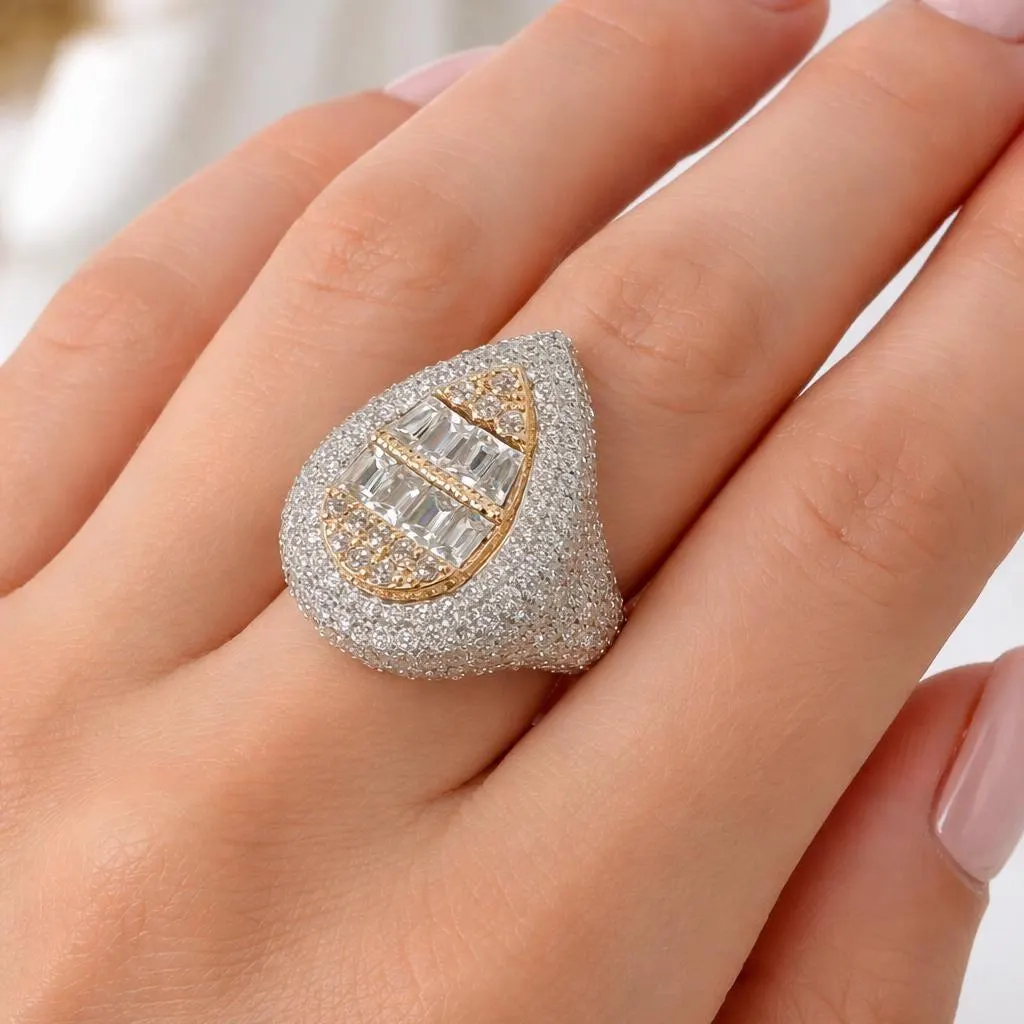 ANILLO de Brillantes en Oro Amarillo y Blanco de 18 k en forma de Gota