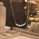 Collar de Oro Blanco de 18 Kilates con 13 Brillantes 