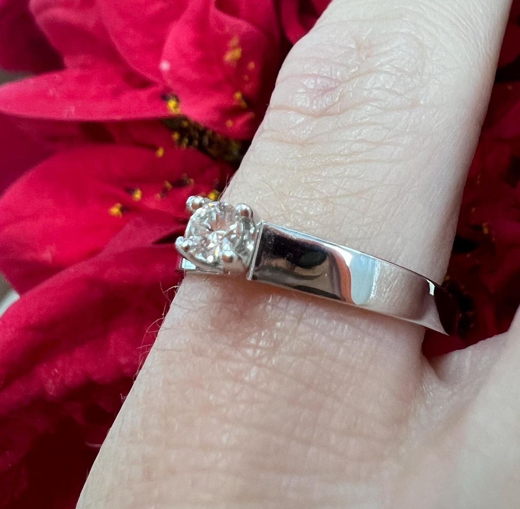 Anillo de Brillante 0.15 kilates, Precioso Solitario de Oro Blanco de 18 kilates