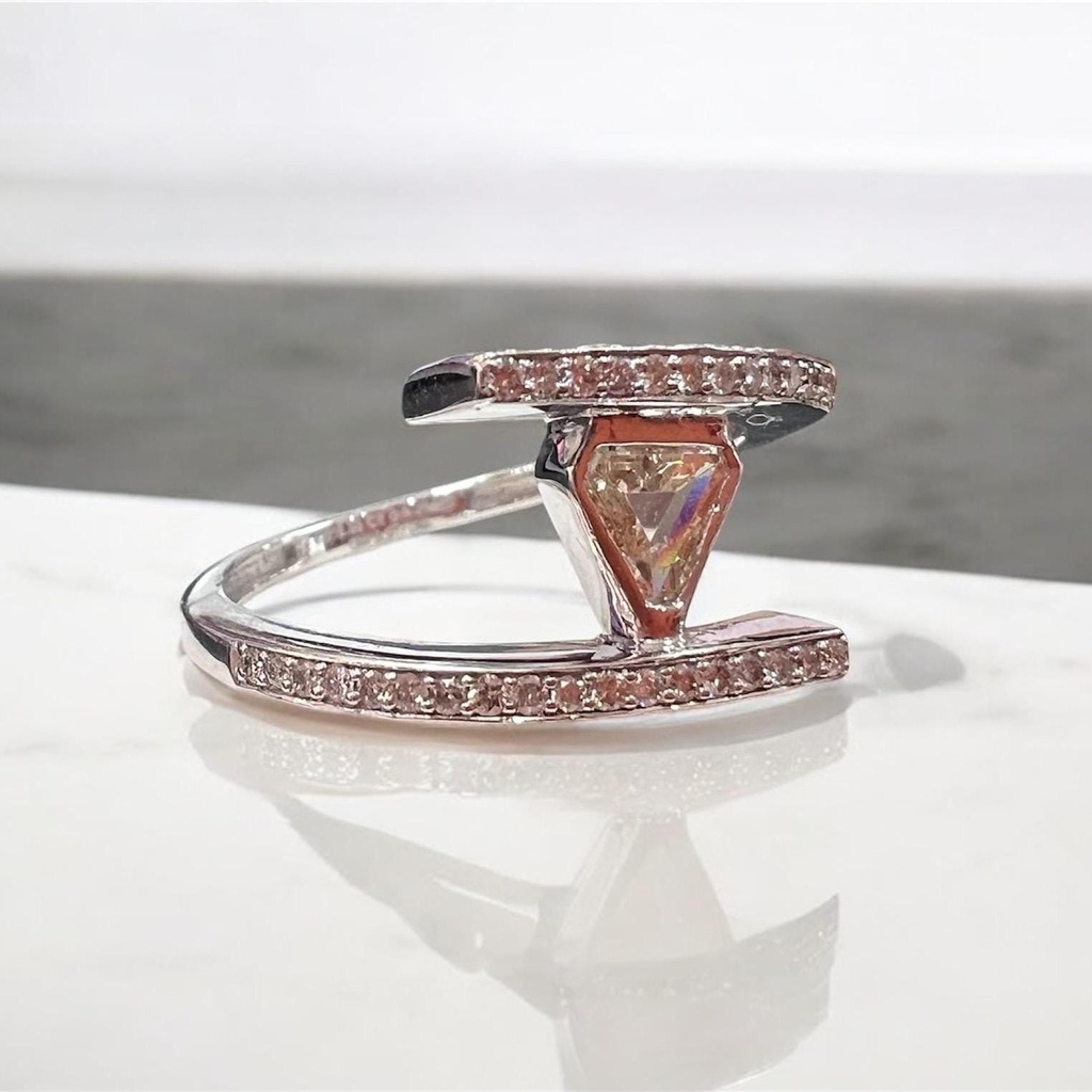 ANILLO  de Triángulo de Brillante y brillantes redondos alrededor, Anillo de Oro Blanco de 18 kilates