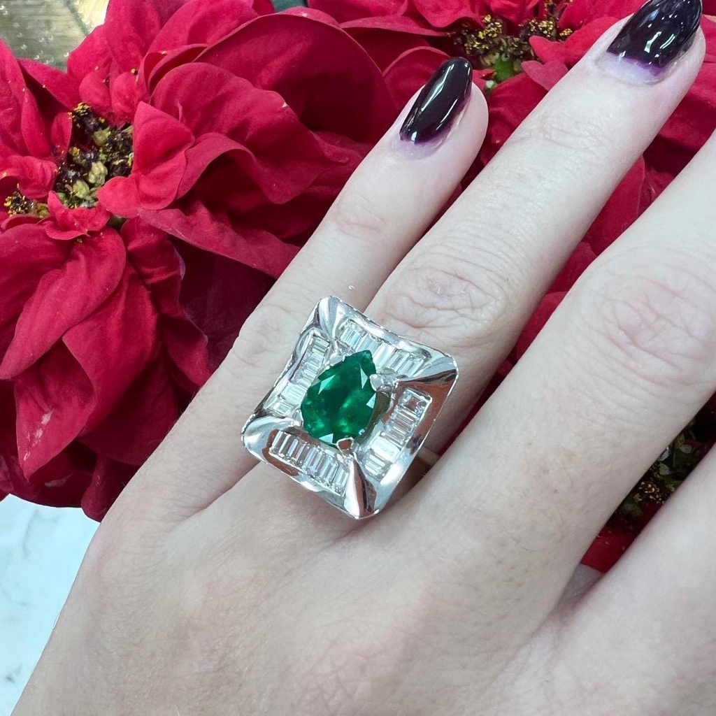 ANILLO de ESMERALDA y DIAMANTES en Oro Blanco 18 k, Anillo de Oro Blanco 18k con Esmeralda Colombiana Lágrima de 3K Diamantes de 1K en Total