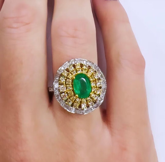 Anillo de Esmeralda y Brillantes montado en Oro blanco y Oro amarillo de 18 kilates, Precioso anillo con combinación de 2 oros