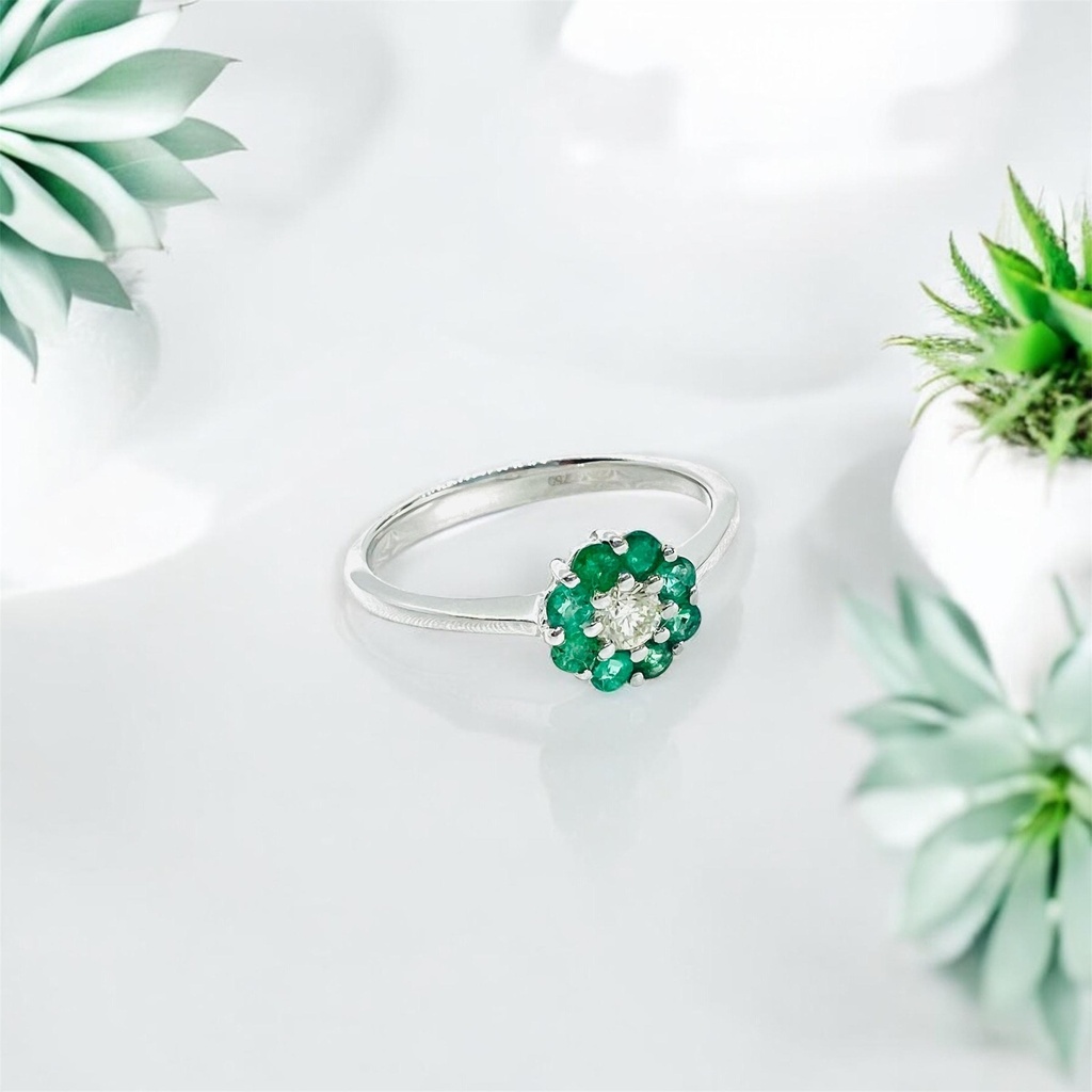 ANILLO ORO Blanco de 18 Kilates con Brillantes y Esmeraldas