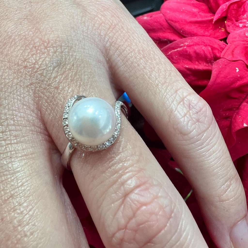 PRECIOSO ANILLO de PERLA Cultivada Japonesa y Brillantes, Anillo de Oro Blanco de 18 Kilates, Perla y Diamantes