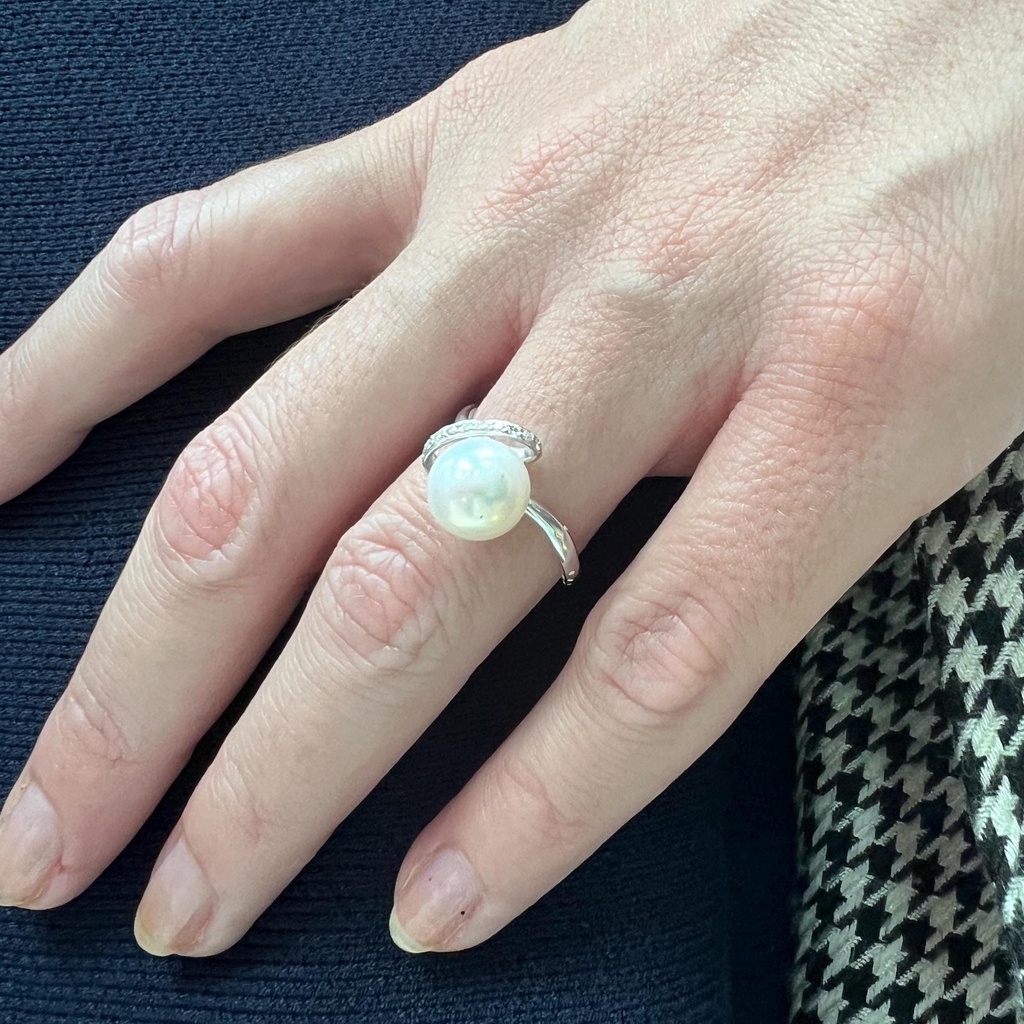 PRECIOSO ANILLO de PERLA Cultivada Japonesa y Brillantes, Anillo de Oro Blanco de 18 Kilates, Perla y Diamantes
