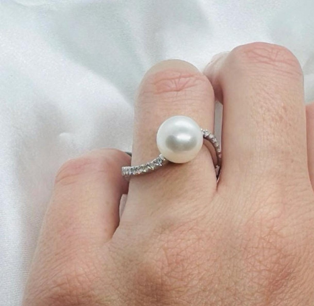 ANILLO de PERLA CULTIVADA Japonesa y Brillantes de 0.05 kilates cada uno, Anillo de Oro Blanco de 18 Kilates, Perla y Diamantes, Anillo Oro