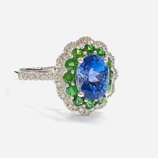 ANILLO de Zafiro central rodeado de  Esmeraldas y Brillantes, Precioso anillo de Oro blanco de 18 kilates 