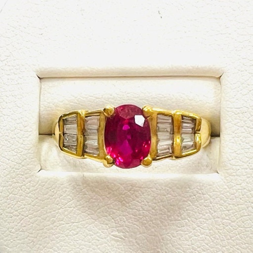 [An 98] Anillo de Oro de 18 kilates Amarillo con un Rubí central Oval y brillantes a los lados
