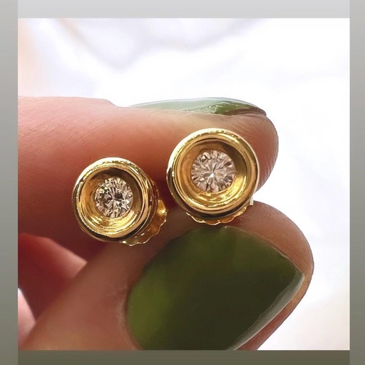 [P 32] Pendientes de BRILLANTES de diferentes tamaños montados en Oro BLANCO de 18 Kilates, Pendientes en forma de Chatón con DIAMANTES