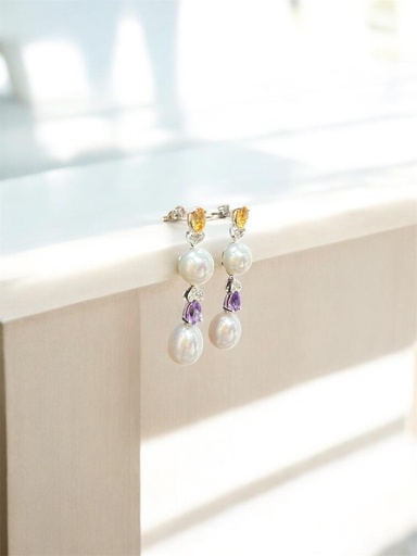 [P 56] PENDIENTE Largo de Oro Blanco de 18 kilates. Citrino, amatista y perla cultivada japonesa