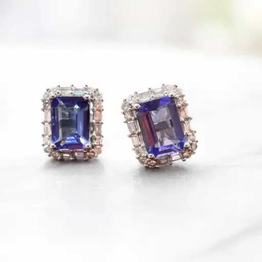 [P 26] PENDIENTES de DIAMANTES y TANZANITA de Oro Blanco de 18 kilates, 40 Diamantes y 2 Tanzanitas, Pendiente 2.34 gramos