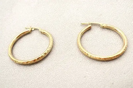 [A 87] ARGOLLAS REDONDAS de ORO Amarillo de 18 kilates labradas