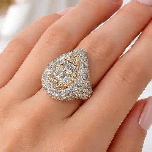 [P 1068] ANILLO de Brillantes en Oro Amarillo y Blanco de 18 k en forma de Gota