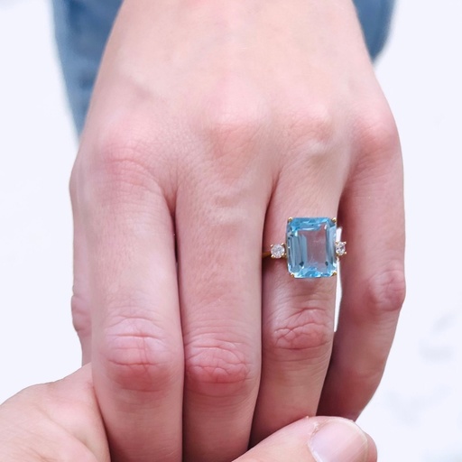 [An 207] Anillo de oro amarillo de 18 k, TOPACIO central Octogonal y Brillantes a los lados.