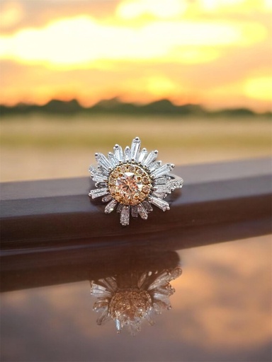 [P 1068] ANILLO Flor de Brillantes en Oro Amarillo y Blanco de 18 kilates