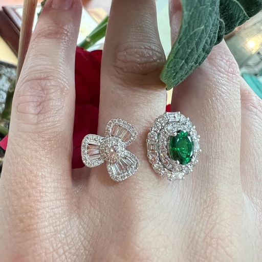 [P 1087] ANILLO ORO Blanco de 18 Kilates conTrébol Brillantes, Rosetón de Esmeralda y Brillantes